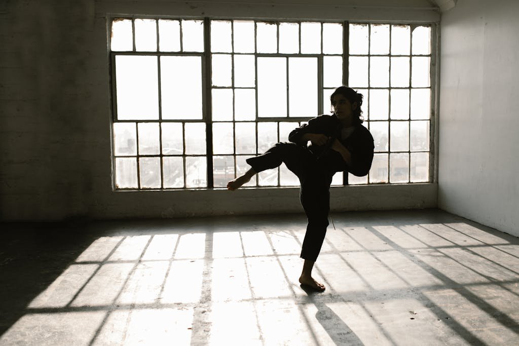 Descubre la increíble historia de William "Crando" Saito, el 16º Gran Maestro de Ninjutsu Igaryu y fundador de la Academia de Artes Marciales Shinbukan en Australia 1 Man in Black Jacket and Pants Standing Near Window